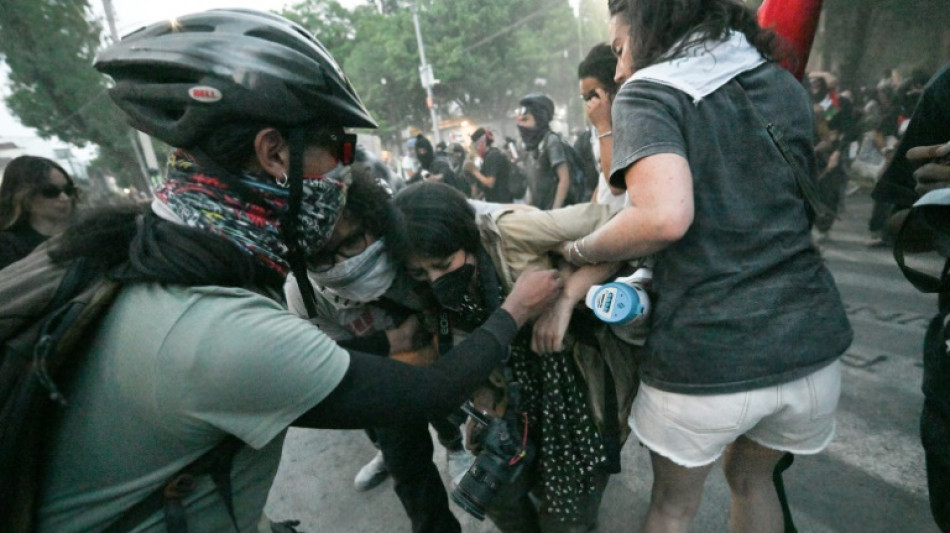 Manifestantes y polic&iacute;as chocan cerca de la embajada de Israel en M&eacute;xico