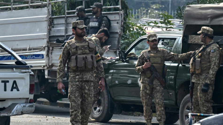 Comienzan elecciones en Pakist&aacute;n con candidato apoyado por militares de favorito