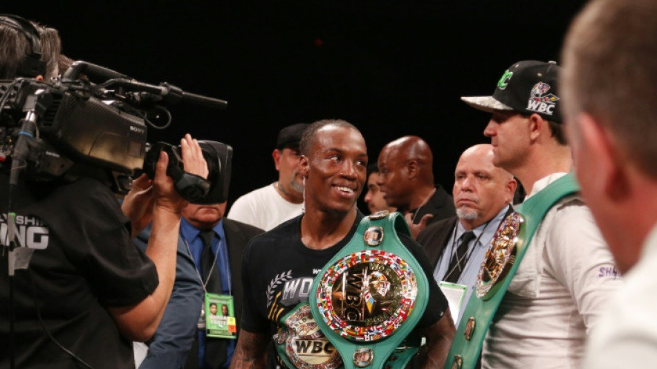 Foster out-duels Vargas for vacant WBC super-featherweight crown