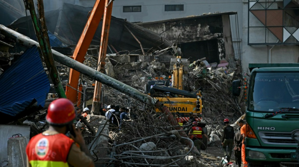 Sube a 55 el saldo de muertos en el incendio de un centro comercial en Pakist&aacute;n