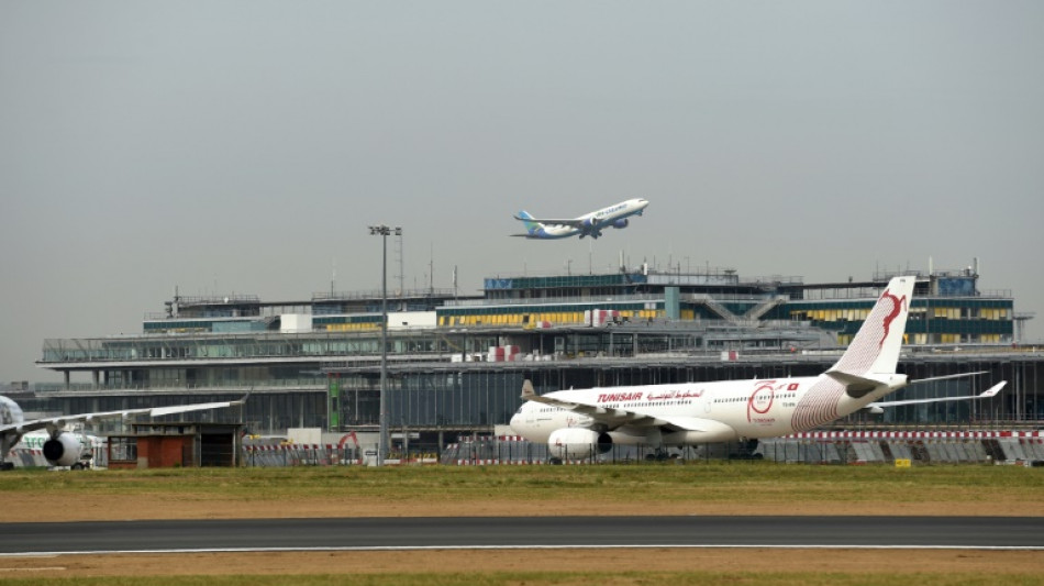 Gr&egrave;ve des aiguilleurs du ciel: un millier de vols annul&eacute;s en France vendredi