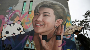 RM et V, m&eacute;gastars du groupe de K-pop BTS, d&eacute;butent leur service militaire