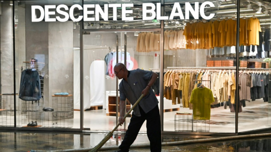 Con la econom&iacute;a al ralent&iacute;, los chinos reducen su tren de vida