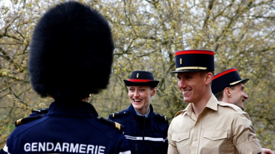 Entre l'Elys&eacute;e et Buckingham, rel&egrave;ve de la garde crois&eacute;e pour c&eacute;l&eacute;brer 120 ans d'Entente cordiale