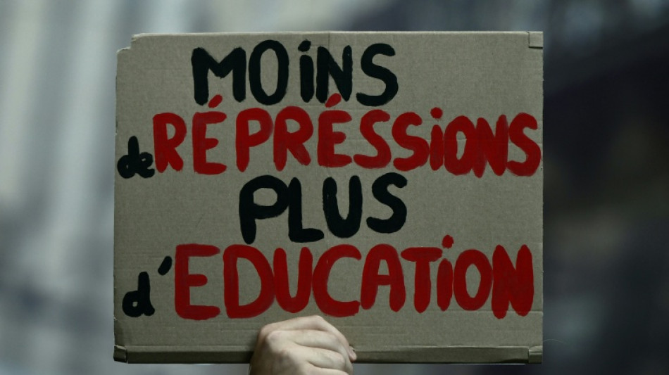 Premi&egrave;res manifestations lyc&eacute;ennes d'un "acte III" sous tr&egrave;s haute surveillance