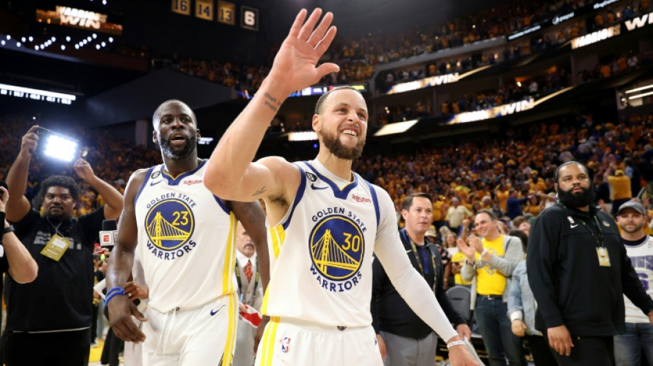 Warriors down Kings to square series, Knicks on the brink