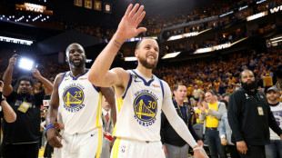 Warriors down Kings to square series, Knicks on the brink