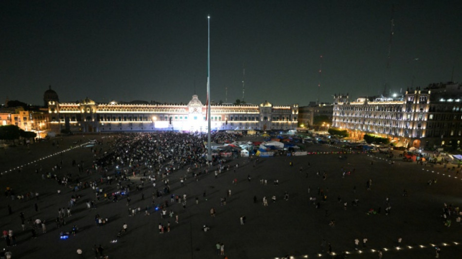 Los mexicanos celebran en el Z&oacute;calo a su primera presidenta