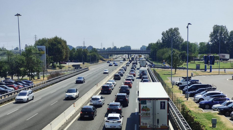 Riaperta l'Autosole dopo incendio cisterna