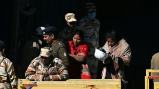"Juste l'attente": en Inde, les familles prient pour les 41 ouvriers pi&eacute;g&eacute;s dans un tunnel
