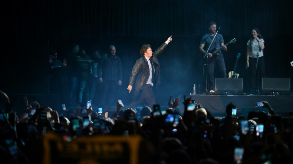 El show de Milei: el presidente argentino cant&oacute; en presentaci&oacute;n de su libro