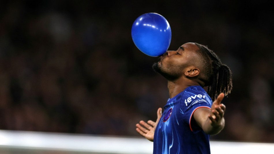 Chelsea goleia na Copa da Liga Inglesa; City sofre, mas avan&ccedil;a