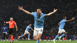 Silva signs new Manchester City deal