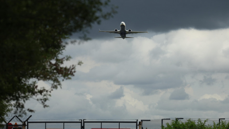 L'Ue rassicura sul jet fuel, 'nessun segnale di carenze'