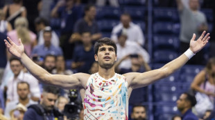 Alcaraz powers through as US Open rivals feel the heat