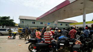 Les Nig&eacute;rians se ruent sur le carburant avant la fin prochaine de subventions