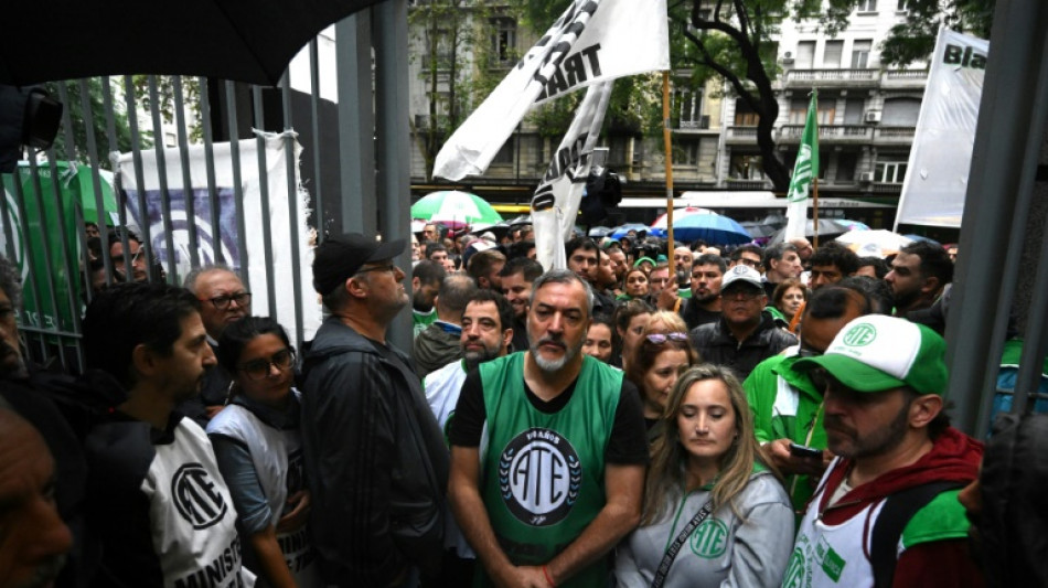 Funcion&aacute;rios p&uacute;blicos protestam na Argentina contra demiss&otilde;es em massa