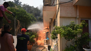 Grecia, un incendio raggiunge i sobborghi di Patrasso