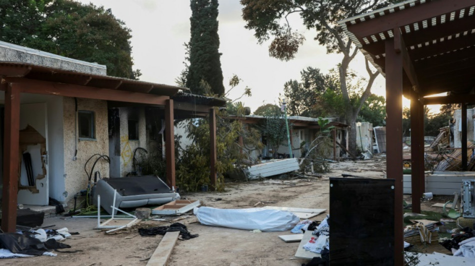 Un sobreviviente israel&iacute; regresa a un kibutz atacado por Ham&aacute;s