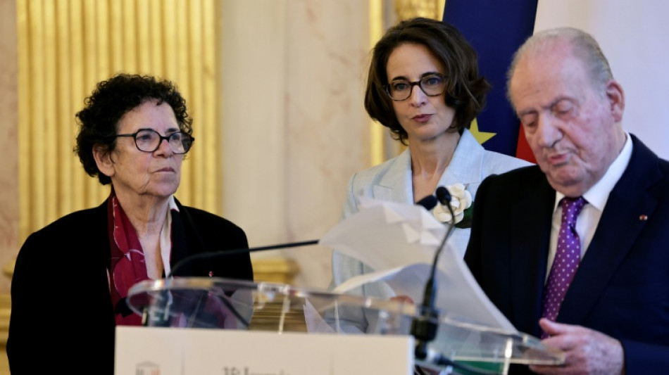 El rey em&eacute;rito espa&ntilde;ol Juan Carlos I defiende su trayectoria al recibir un premio en Francia