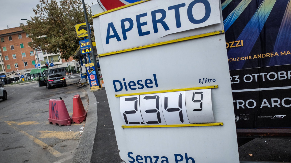 Prezzi carburanti poco mossi, benzina self a 2,035 euro