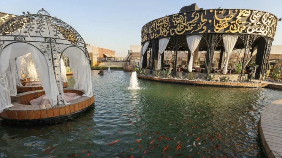 Tout-&agrave;-l'&eacute;gout, routes asphalt&eacute;es, restaurants: Bagdad s'offre un lifting