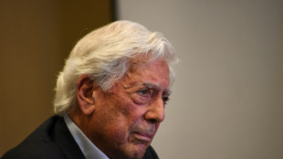 El Nobel Vargas Llosa reaparece en las calles de Perú en vísperas de cumplir 89 años
