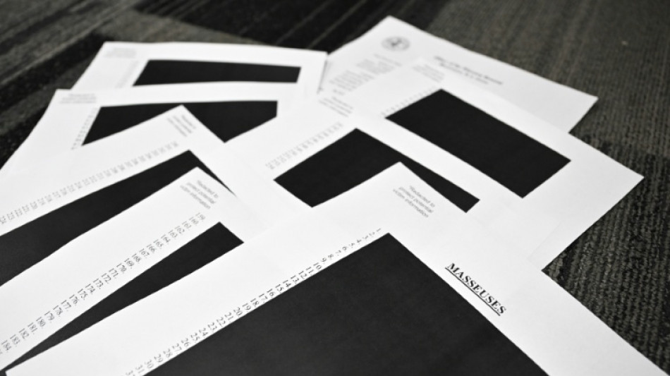 Le gouvernement Trump publie une partie de l'explosif dossier Epstein, aux photos et textes caviard&eacute;s