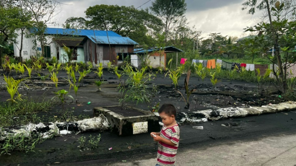En Birmanie, des habitants envahis par des d&eacute;chets plastiques venus des pays occidentaux