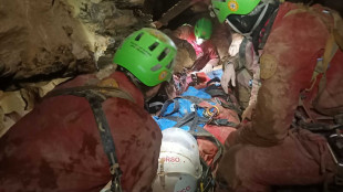 Speleologa bloccata: barella affronta il tratto pi&ugrave; stretto