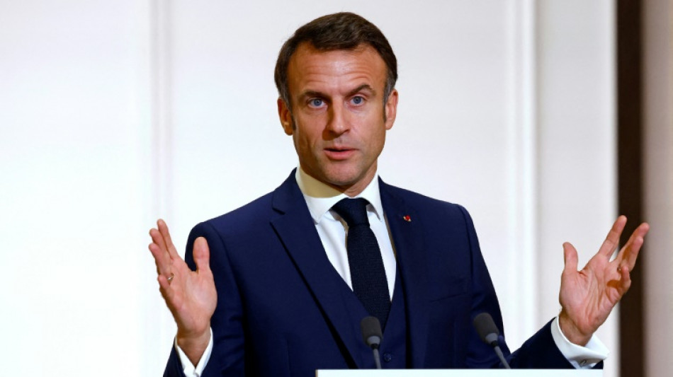 Plein emploi: "r&eacute;veillez-vous", "nous n'y sommes pas!", lance Macron