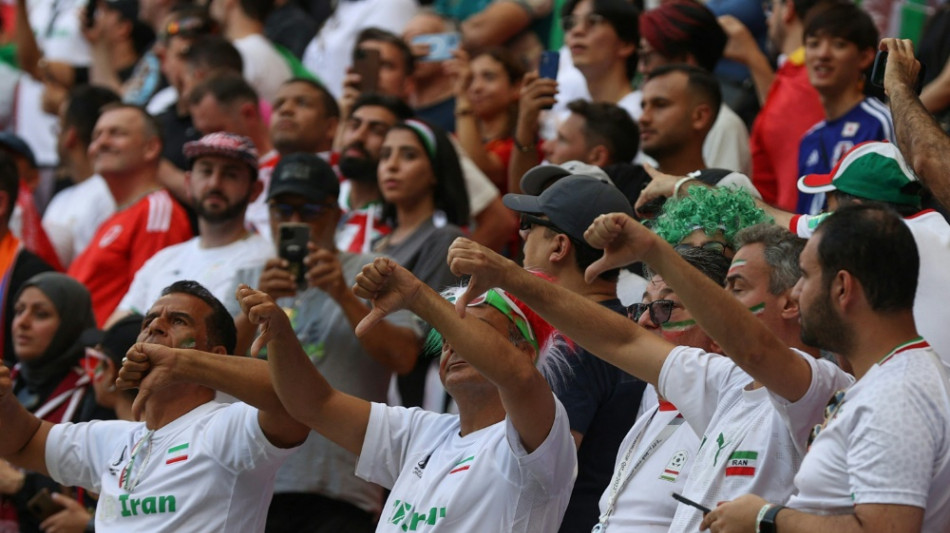 Iranische Spieler singen Hymne mit - Zensur auf der Trib&uuml;ne