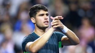 Alcaraz battles into Toronto quarters, Murray out injured