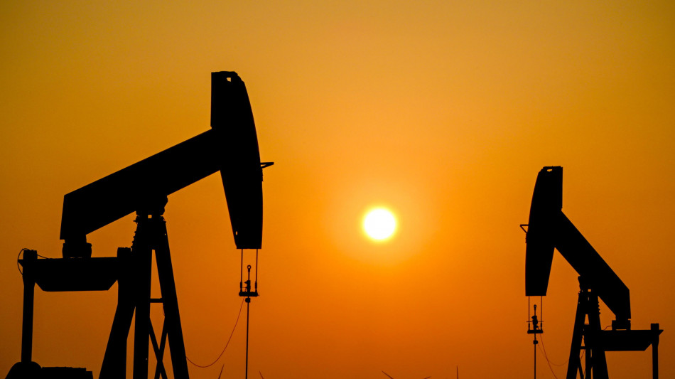 Prezzo del petrolio in rialzo, Wti a 85,59 dollari al barile (+0,77%)