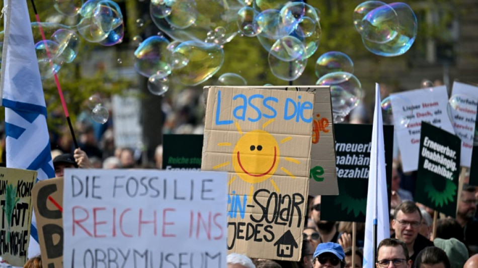Tausende Menschen demonstrieren f&uuml;r mehr Tempo bei der Energiewende  