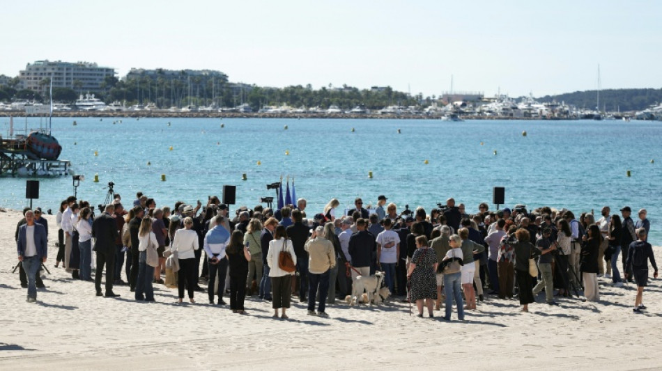 Cannes homenageia Brigitte Bardot com praia aberta aos cachorros