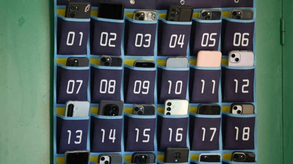 Bundesinstitut: Nahezu fl&auml;chdeckend feste Regeln f&uuml;r Handys an Schulen