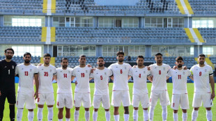 Rucks&auml;cke und Trauerflor: Irans Fu&szlig;baller senden Botschaft