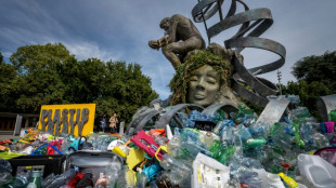 Réplica de 'O Pensador' denuncia contaminação por plásticos em frente à ONU