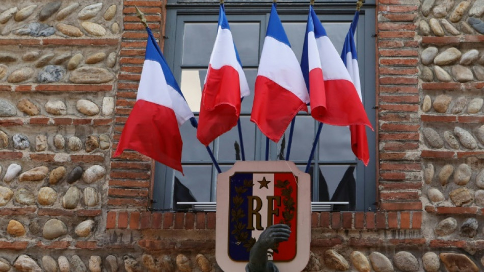 Le drapeau europ&eacute;en divise l'Assembl&eacute;e, avec les &eacute;lections en toile de fond