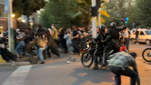 Iran: les manifestations se multiplient apr&egrave;s le d&eacute;c&egrave;s d'une jeune femme, huit morts 