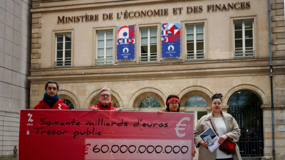 D&eacute;ficit public: Attac apporte un "ch&egrave;que" de 60 milliards d'euros &agrave; Bruno Le Maire