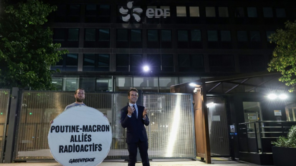 Estátua de Macron roubada por militantes do Greenpeace retorna ao museu parisiense