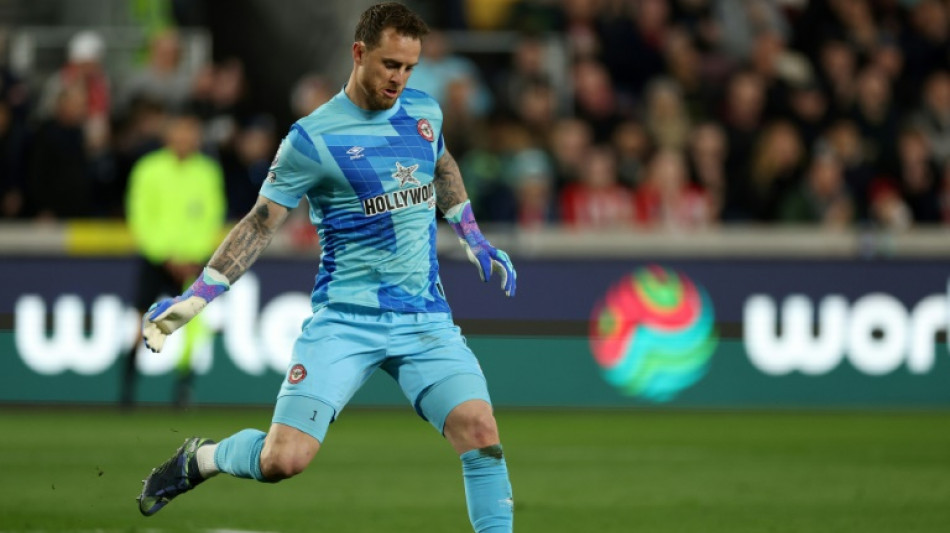 Leverkusen sign Brentford goalie Flekken