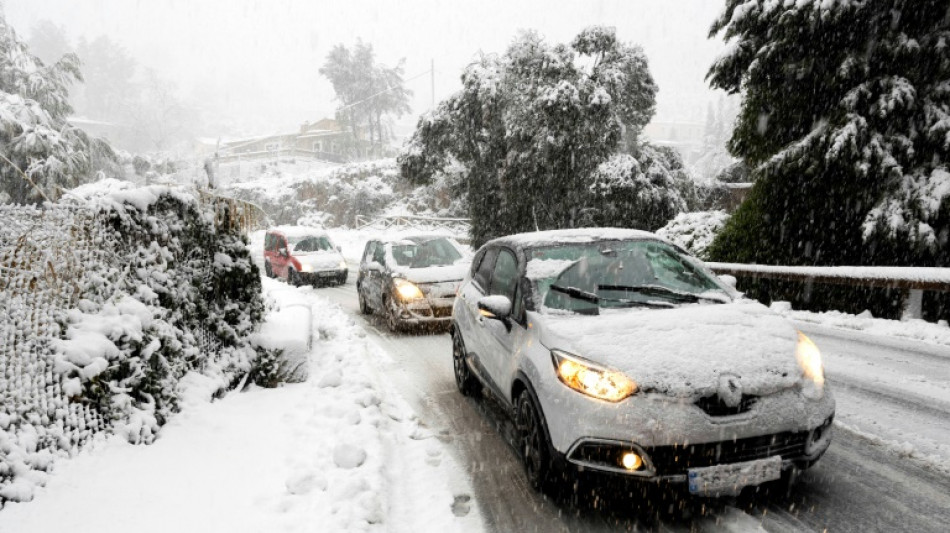 Einsatzkr&auml;fte retten wegen Schneechaos festsitzende Menschen auf Mallorca 