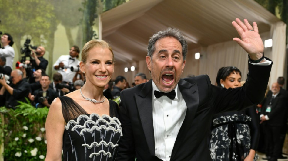 Estudiantes protestan durante ceremonia de graduaci&oacute;n de actor proisrael&iacute; Jerry Seinfeld