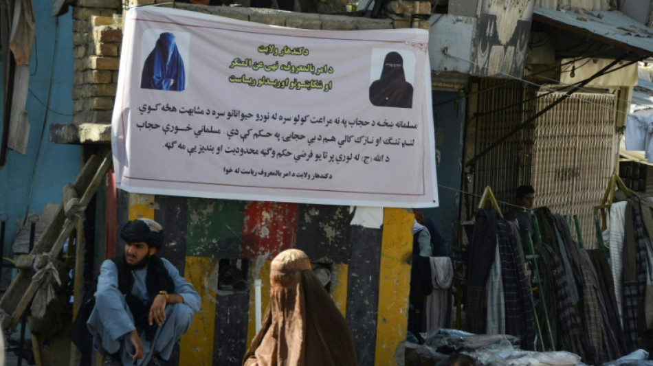Las mujeres sin velo intentan parecerse a "animales", dicen los talibanes en Afganist&aacute;n