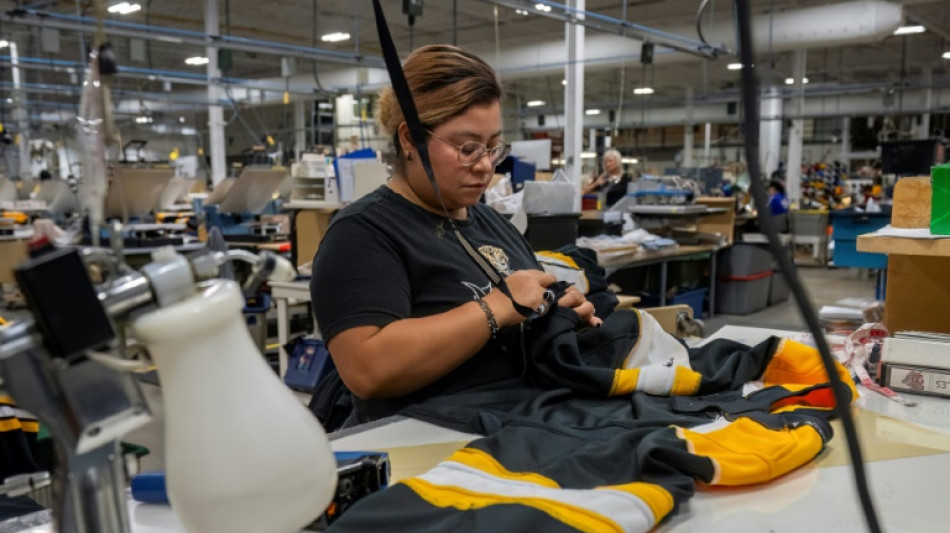 Au coeur de la petite usine qu&eacute;b&eacute;coise qui confectionne les maillots de la NHL