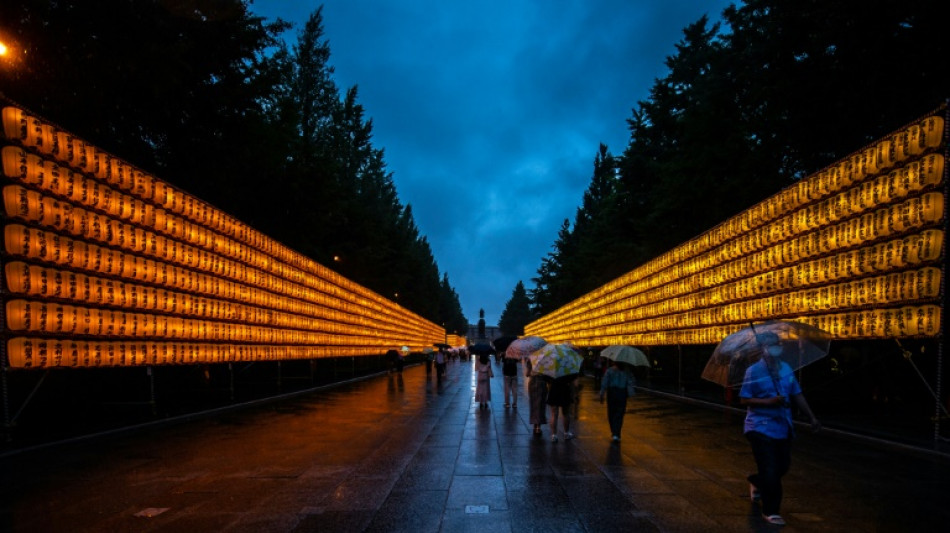 Ministros japoneses visitan pol&eacute;mico santuario militar