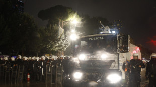 Scontri tra manifestanti e polizia a Tirana, incendio nel centro della citt&agrave;